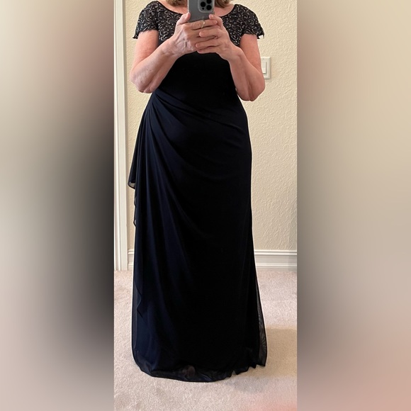 Long evening gown navy blue size 14P - Picture 11 of 14